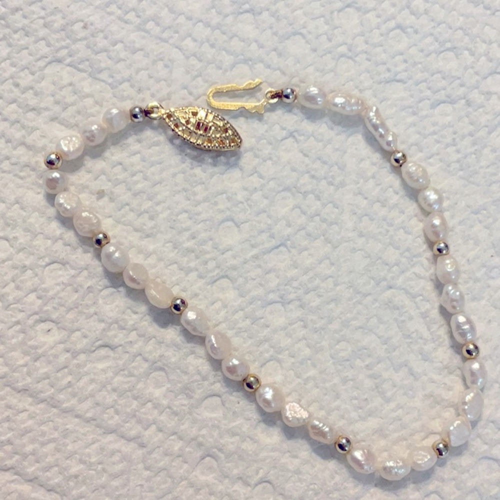 Pearl and gold beads bracelet that is 8 inches long and great condition.